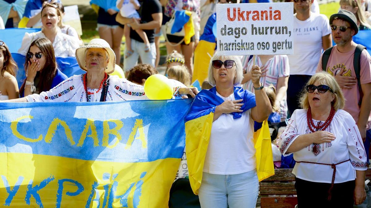 Decenas de personas se han concentrado en Donostia en apoyo a Ucrania.