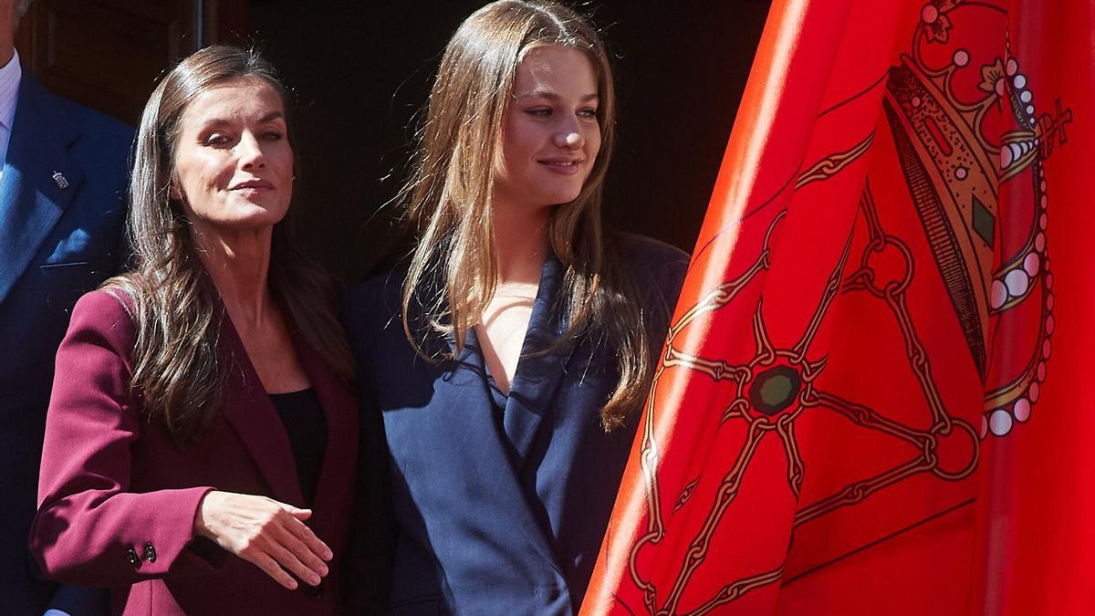 Letizia y Leonor, en el balcón del Ayuntamiento de Viana.
