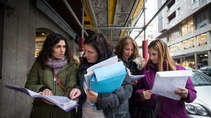Raquel García, segunda por la izquierda, con otras madres de la nueva asociación.