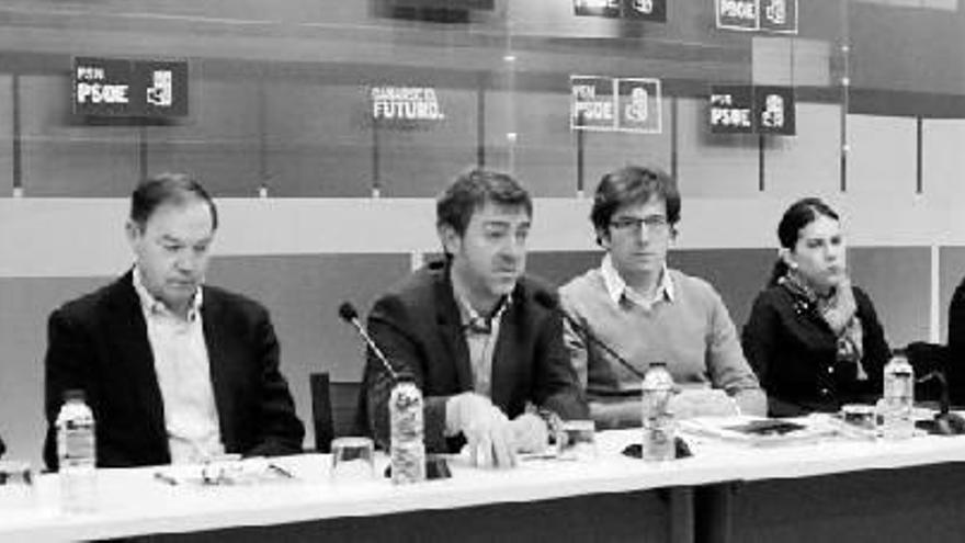 Juan José Lizarbe, Román Felones, Roberto Jiménez, Juan Moscoso, Adriana Maldonado y Javier Remírez, ayer en la mesa presidencial.