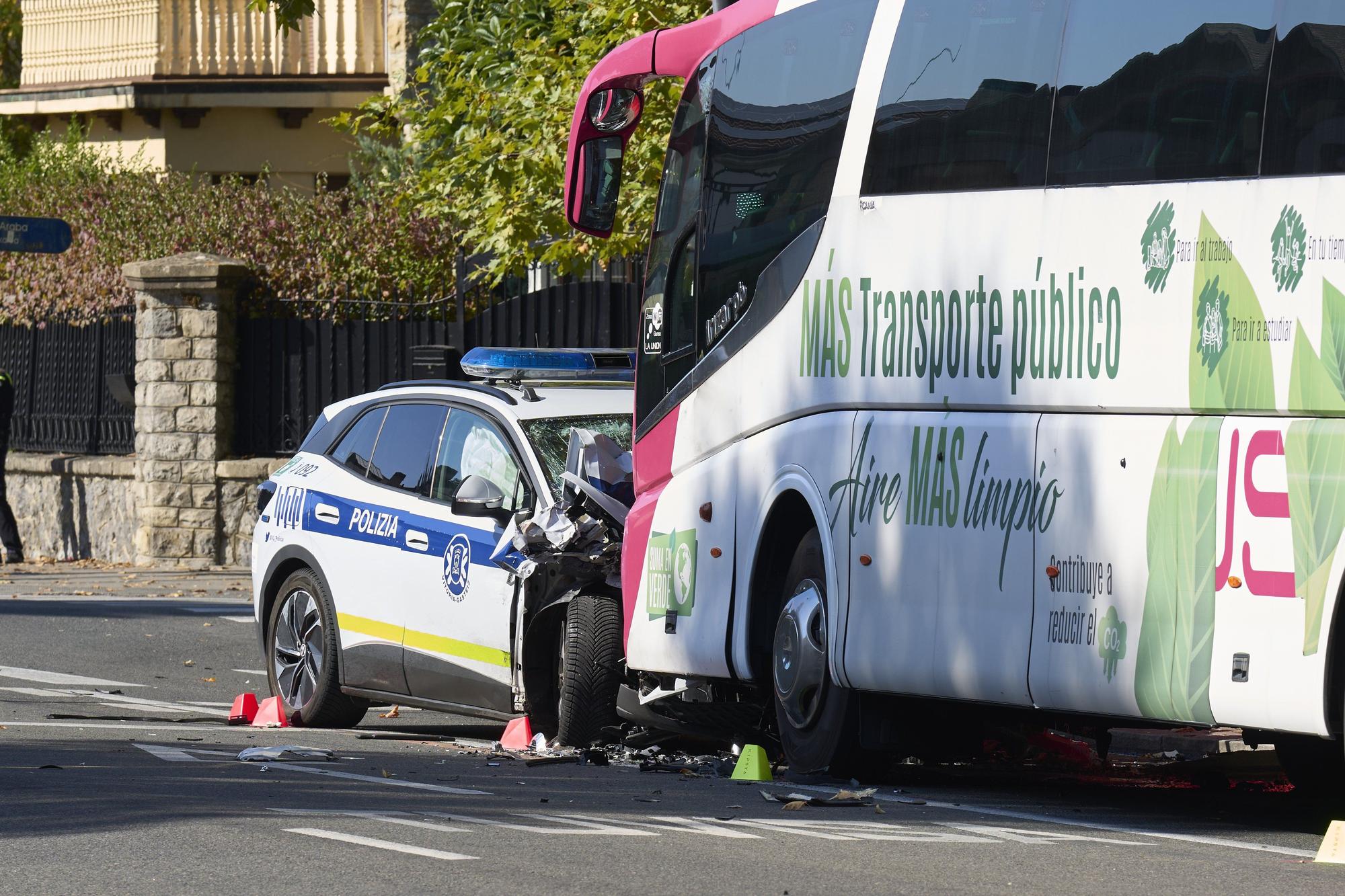 Un coche de la Policía Local se empotra contra un autobús