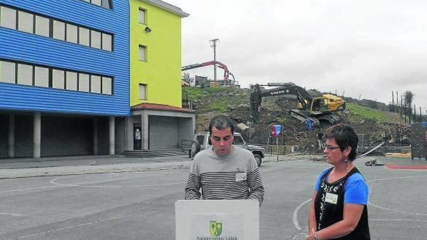 Gartzia y Olatziregi, ayer, delante de las obras de ampliación del patio de la ikastola.