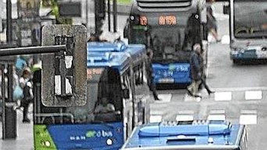 Varios vehículos de Dbus en el Boulevard.