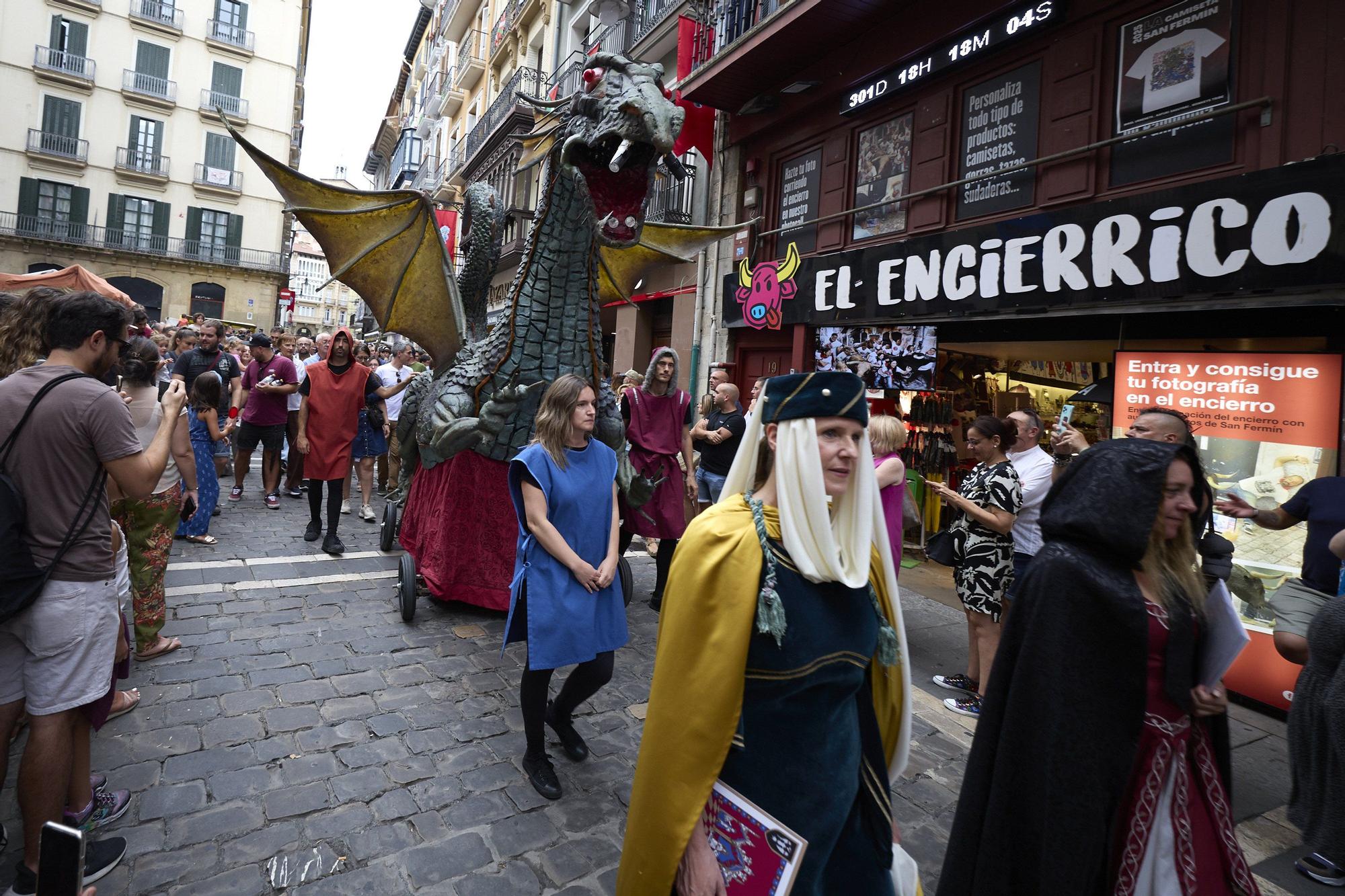 Fotos de la ceremonia de coronación de Carlos III, rey que unificó los tres burgos de Pamplona