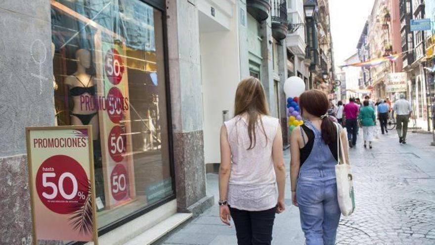 Los comercios del Casco Viejo sortean vales entre los visitantes de &#039;7 Kaleetan, saltzen, saltzen. Dependientes&#039;