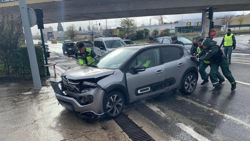 Un choque entre un turismo y un taxi en Cordovilla deja una herida leve