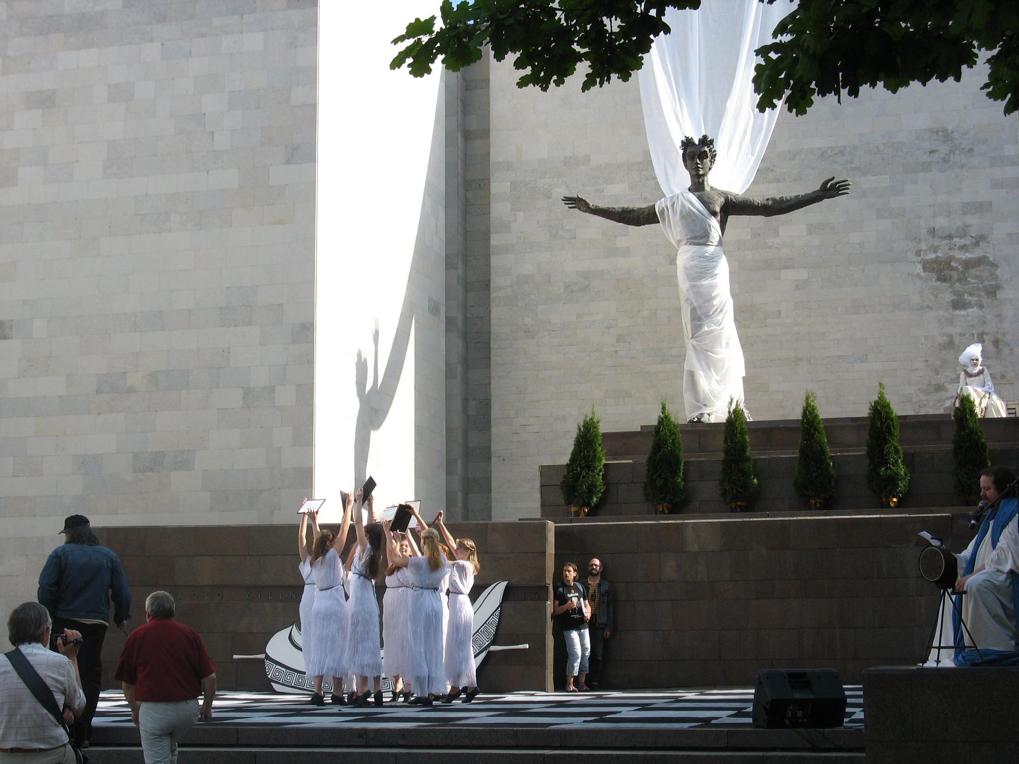 Una representación teatral al aire libre.