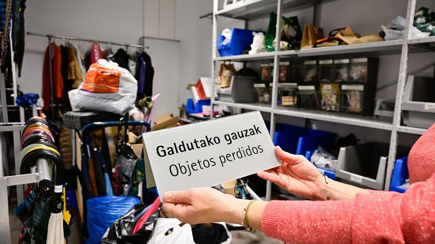 Un ojo de cristal y una dentadura postiza, entre los casi 30.000 objetos perdidos en Metro Bilbao