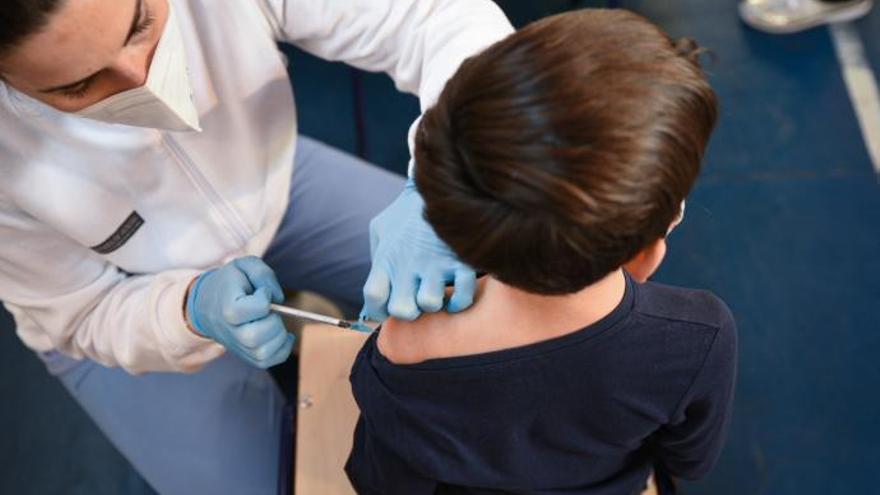 Un niño recibe una dosis de la vacuna.
