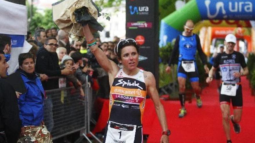Virginia Berasategi ha vencido por tercer año consecutivo en el Bilbao Triathlon.
