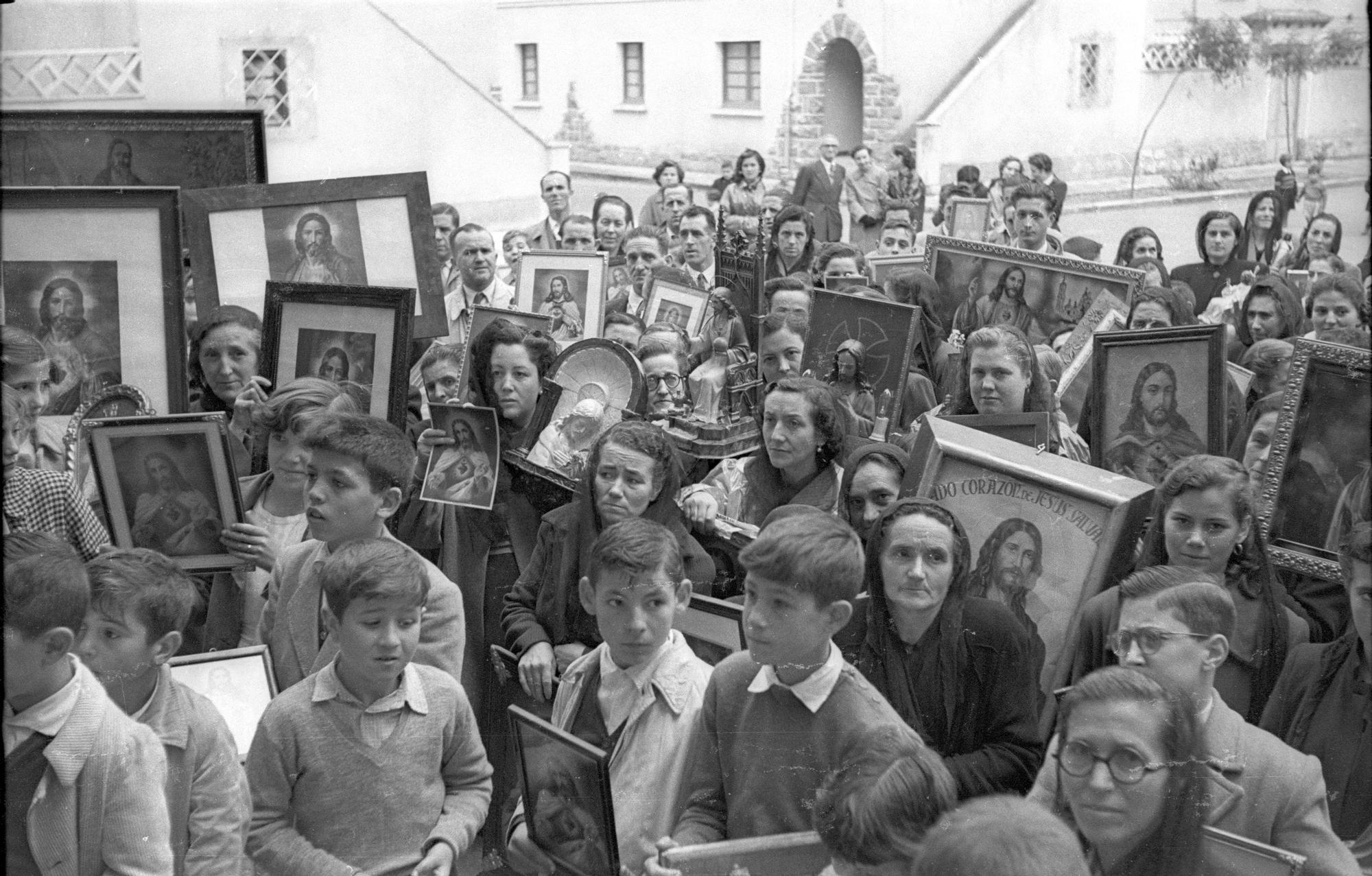 Bendición del Sagrado Corazón de Jesús en las puertas de la nueva parroquia San José en 1953.