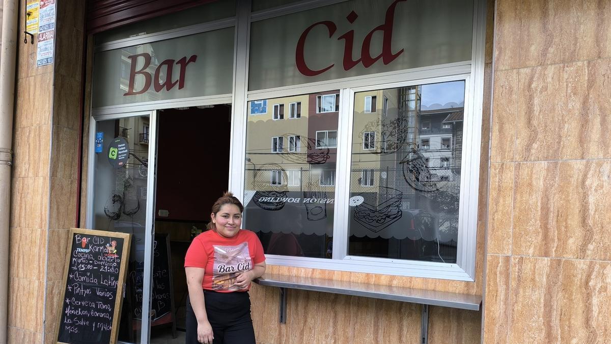 Karina Lisbeth Herrera, una de las nuevas encargadas del Bar Cid / Unai Macias Karina Lisbeth Herrera, una de las nuevas encargadas del Bar Cid / Unai Macias