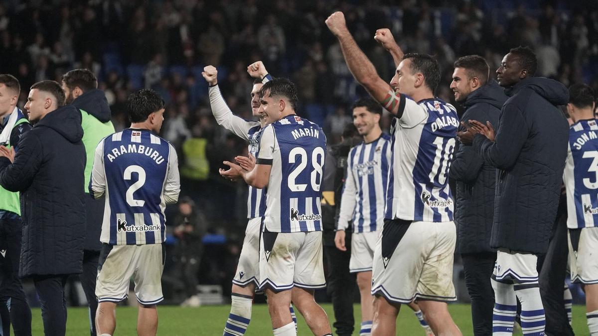 Los jugadores de la  Real festejan la victoria obtenida contra el Athletic, este sábado en Anoeta.