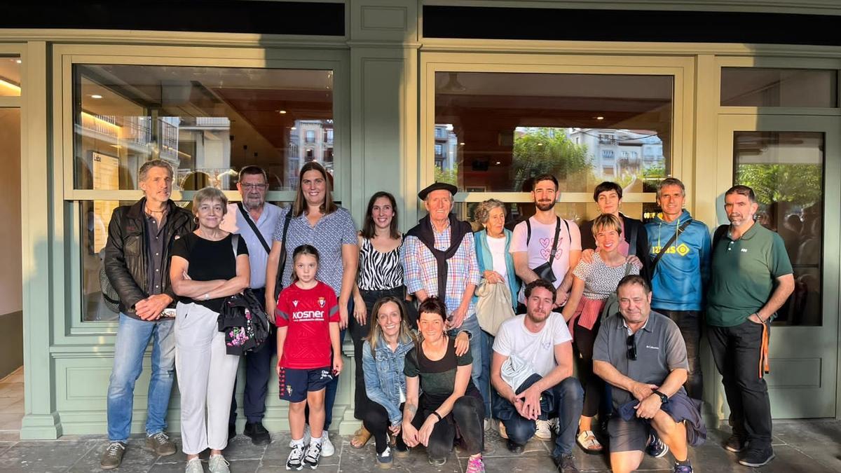 Los socios y socias de Laba conocieron ayer de primera mano el nuevo local de la Plaza del Castillo.