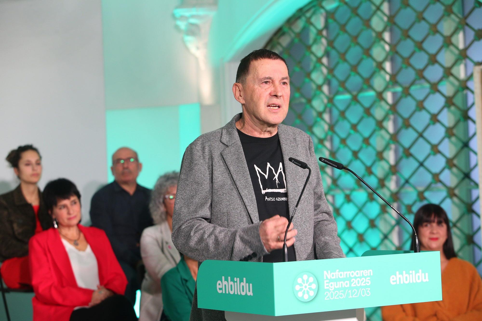 Rueda de prensa de EH Bildu en Pamplona por el Día de Navarra