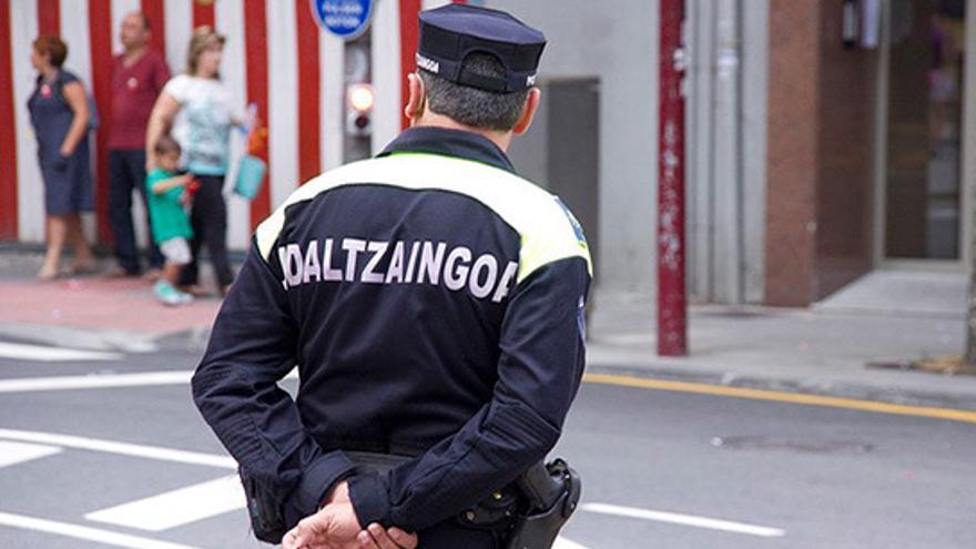 Un detenido por causar daños en nueve vehículos y cuatro personas imputadas por pintadas en Ermua