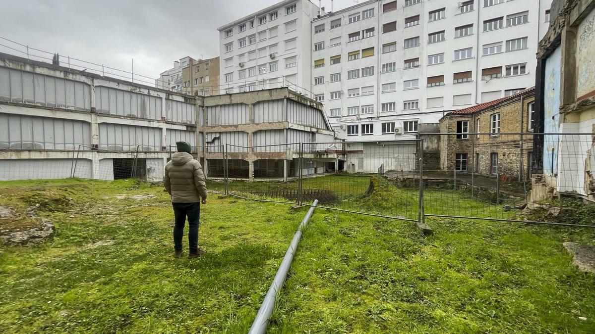 Visita a la manza interior del Principal, uno de los espacios que se reformará dentro del proyecto de ecodistrito para el Ensanche