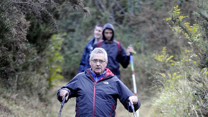 La lluvia estuvo presente las primeras horas del día lo que rebajó notablemente las temperaturas, dificultades que no fueron cortapisa para que más de 250 mendizales de todas las edades disfrutaran de la Mendi Ibilaldia.