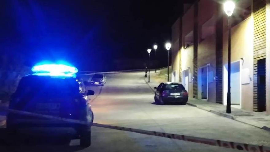 Agentes de Policía Foral, junto a la vivienda esta pasada madrugada.