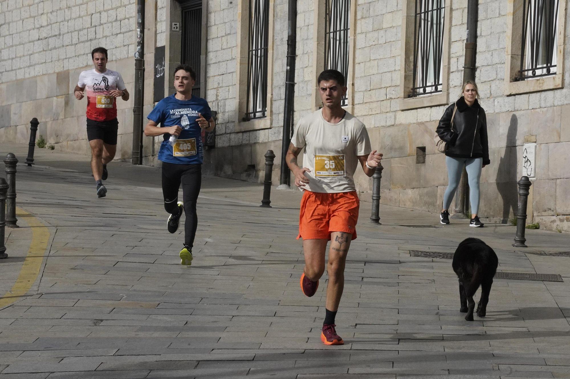 En imágenes: Miles de personas conquistan la Almendra de Gasteiz