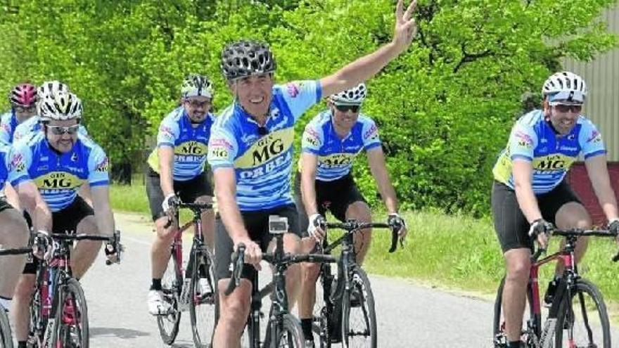 Pedro Delgado, sonriente, saluda desde la bici, durante la jornada de ayer. Fotos: Efe