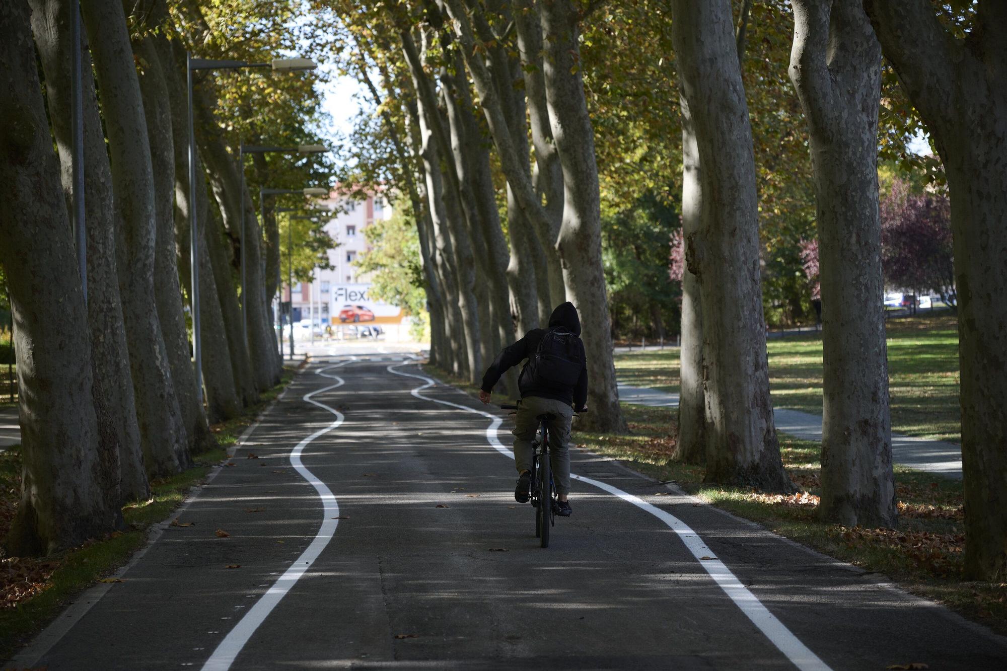 Fotos de las líneas serpenteantes de la carretera de la Universidad de Navarra