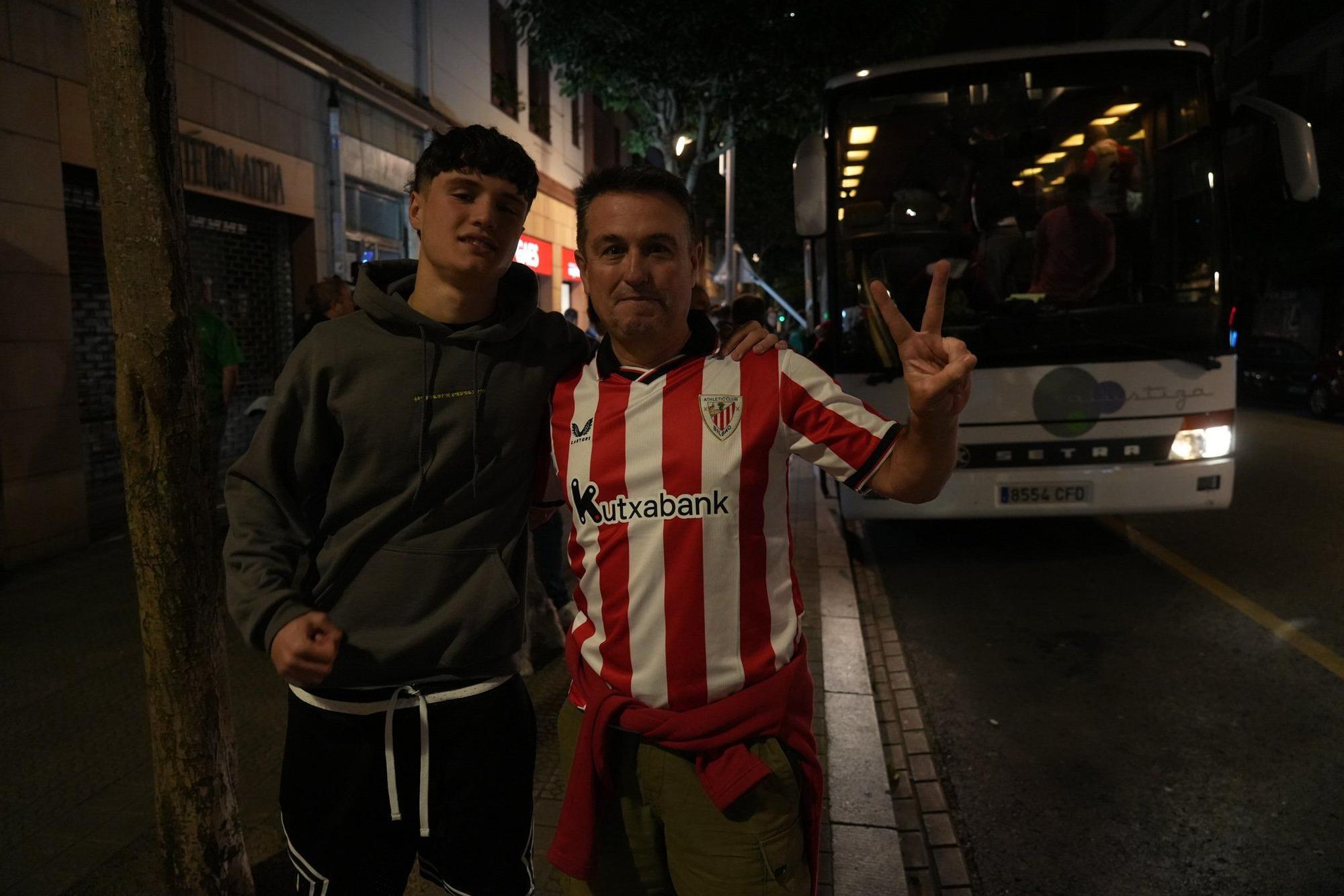 En imágenes: la Peña Deusto del Athletic pone rumbo a Dortmund