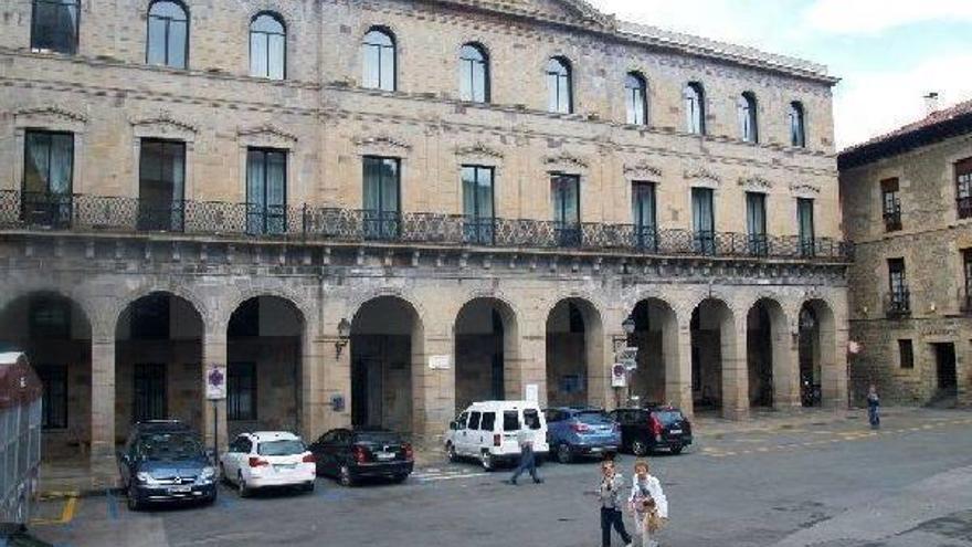 El emblemático edificio del Seminario, a la izquierda, actual sede del centro asociado de la UNED.