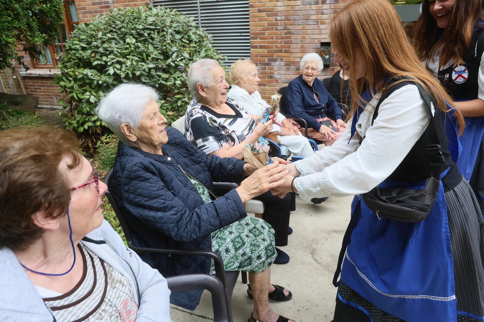 En imágenes: Siberiarrak lleva la fiesta a la residencia de ancianos Albertia Campos