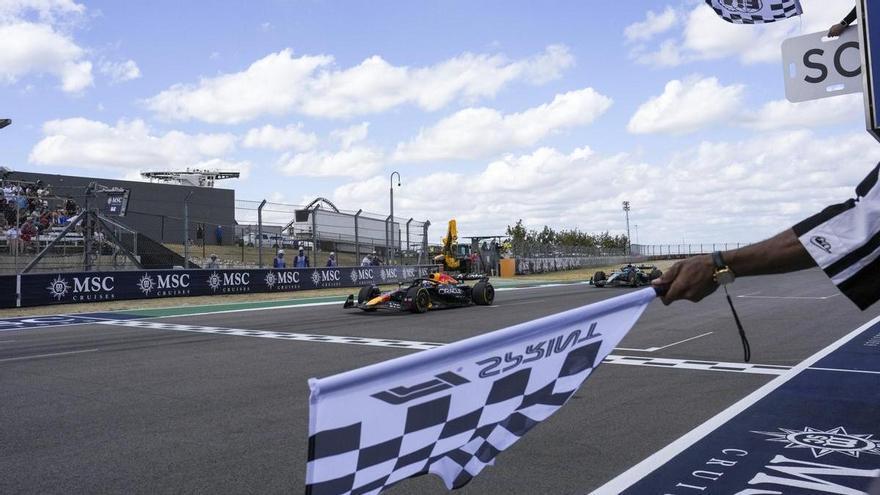 Verstappen aprovecha otro fiasco de McLaren para imponerse en la &#039;sprint&#039; de Austin