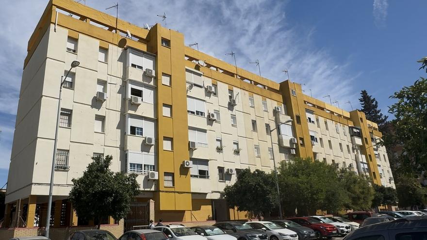 Muere una niña de 11 años al intentar acceder a su casa descolgándose desde la azotea en Sevilla
