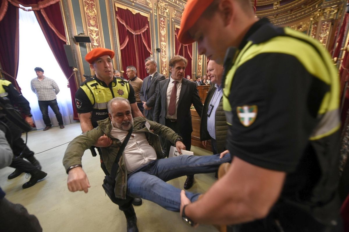 Seis policías municipales son expulsados del pleno de Bilbao por sus compañeros