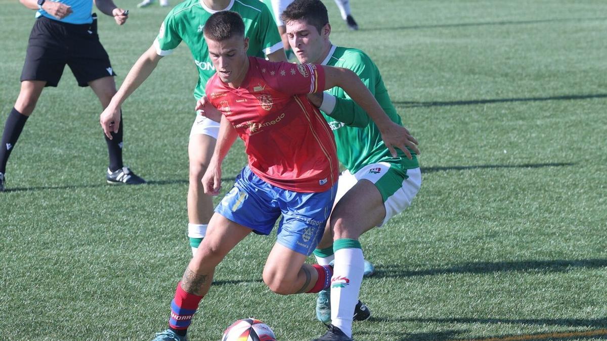 Jorge Domínguez, del Calahorra, escapa con el balón.