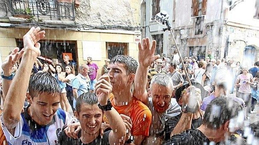 Jóvenes disfrutan del txupinazo en el comienzo, ayer, de las fiestas de Errenteria.