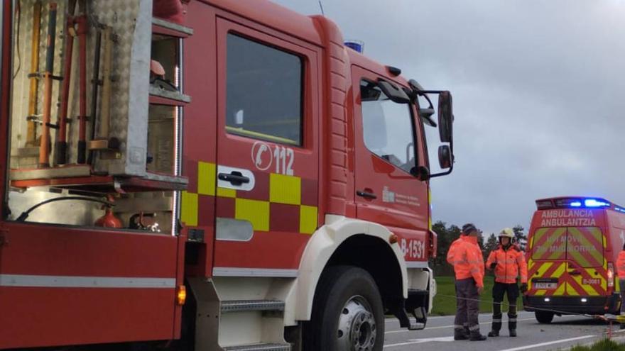Herido el conductor de una furgoneta tras chocar con un camión y volcar en la AP-15 a la altura de Tiebas-Muruarte de Reta