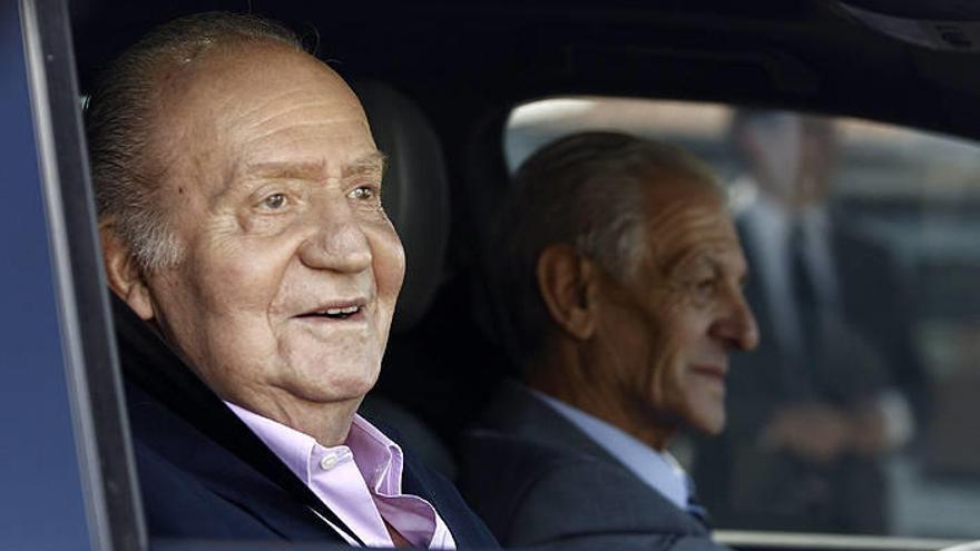 Juan Carlos, a la salida del Hospital Quirón Madrid