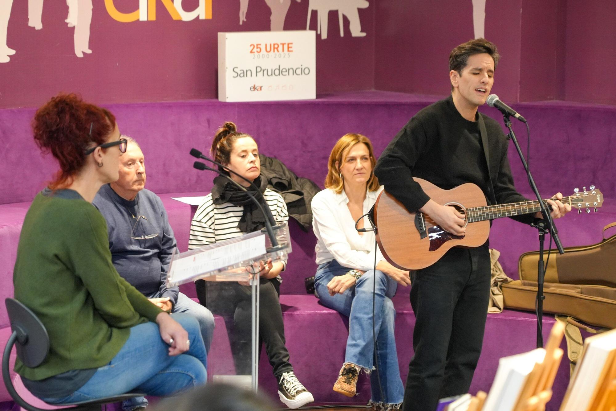 En imágenes: Elkar celebra 25 años en la calle San Prudencio