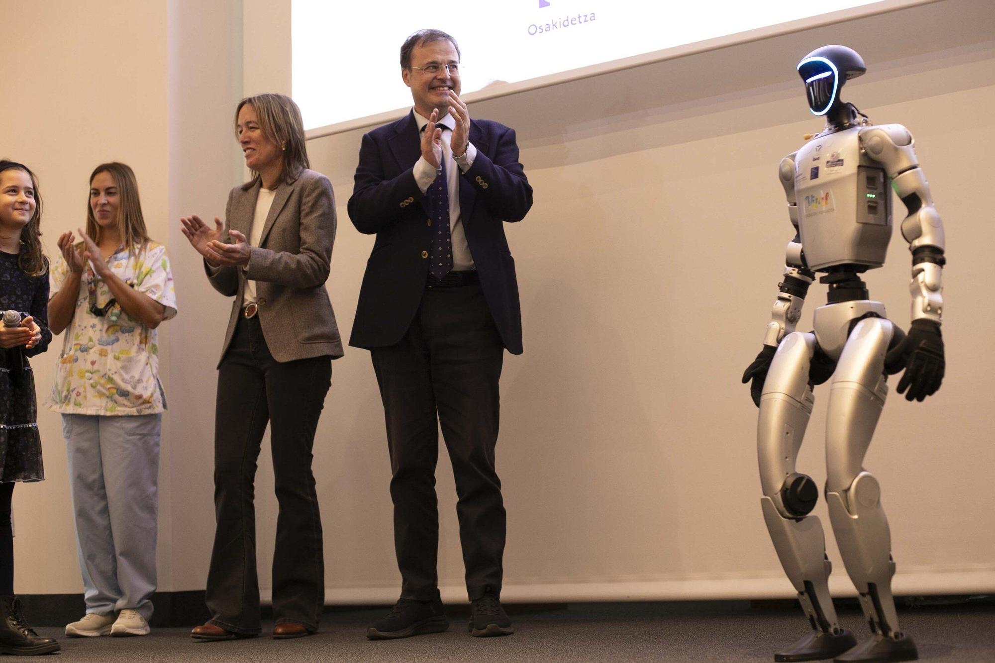 En imágenes: Así es SAAKI, el nuevo robot pediátrico que ayudará a los niños ingresados en el HUA-Txagorritxu