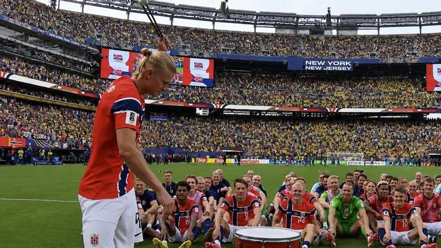 Haaland hace vibrar a Noruega con el remo vikingo: fiesta histórica tras eliminar a Brasil en el Mundial