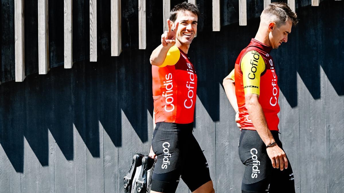 Ion Izagirre, junto a su compañero Bryan Coquard, saluda a cámara antes de una carrera en la presente temporada.