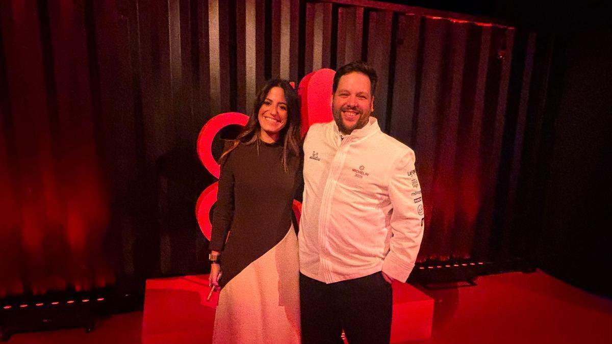 Julen Bergantiños junto a la jefa de sala del Islares, Nerea Zubiaur, tras la gala