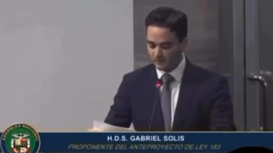 El ridículo de un diputado que lee un discurso preparado por ChatGPT y olvida borrar el final