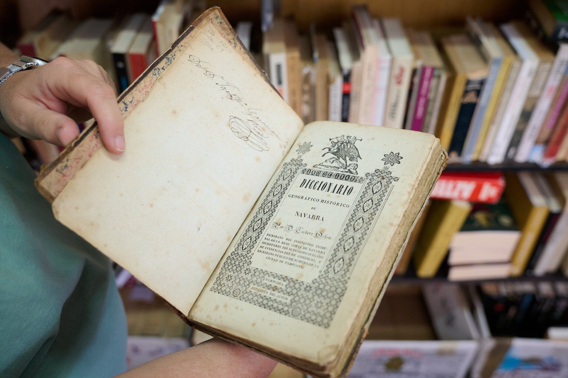 La historia de Navarra triunfa en la Feria del Libro Antiguo
