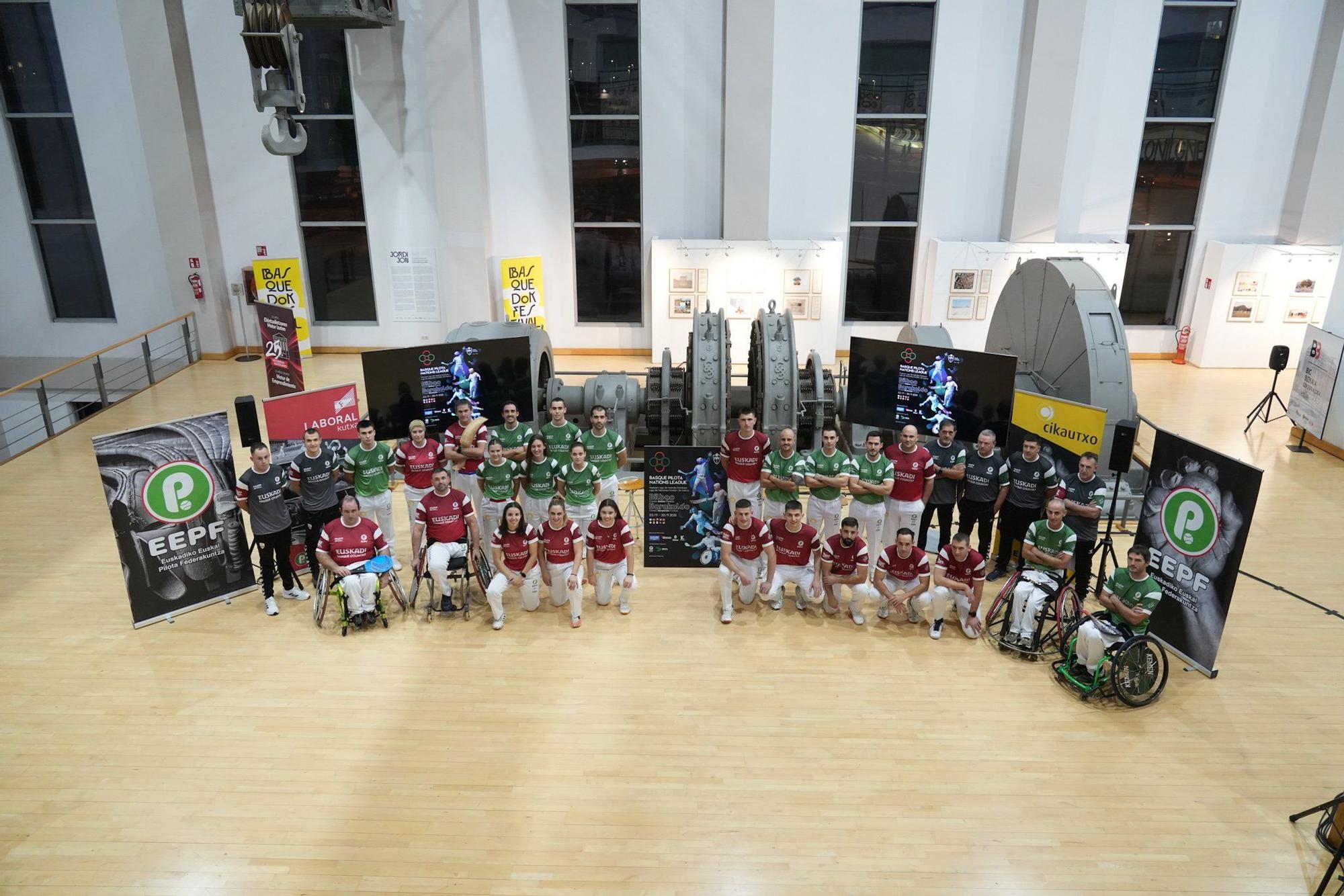 La Federación de Euskadi presenta a los pelotaris de Euskal Selekzioa que competirán en la Liga de Naciones de 36 metros en Bilbao.