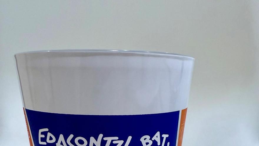 Vital Fundazioak eta Gasteizko Udalak 140.000 edalontzi berrerabilgarri eskaini dituzte jaietarako