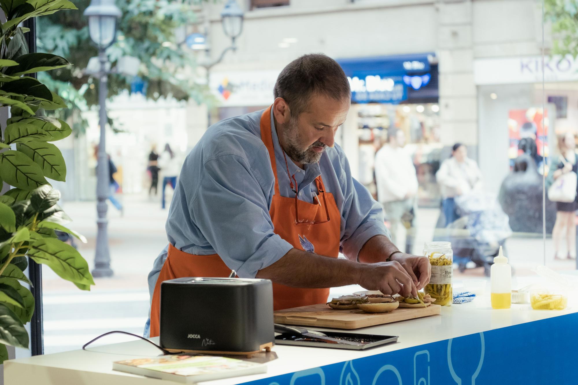 David de Jorge, en plena elaboración del 'Pintxo Endesa'