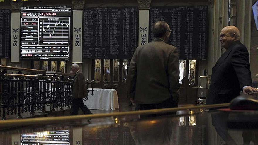 El Ibex se deja un 4,4 % en la semana, pero logra salvar &#039;in extremis&#039; los 9.400 puntos