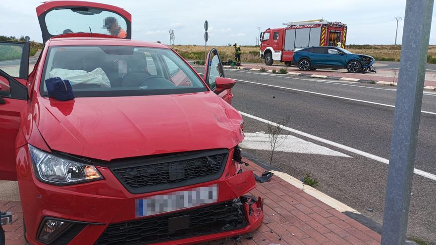 Al hospital dos adultos y un menor tras una colisión entre dos vehículos en Caparroso