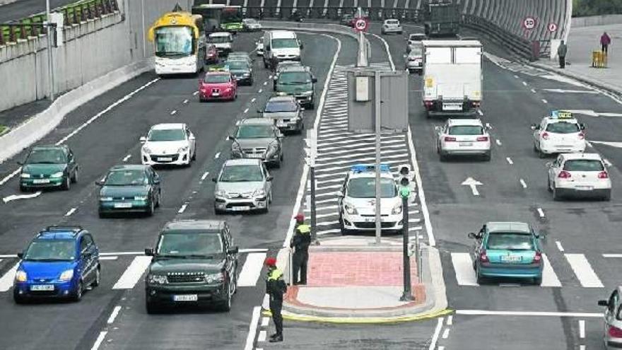 Lakua advierte de que usar el coche es seis veces más caro que el autobús