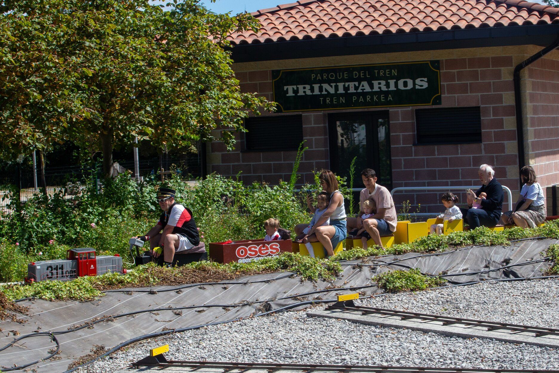 FOTOS | Budimir disfruta con su familia y se monta en el tren de Trinitarios